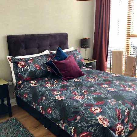 Deluxe Double In Modern Close To Rds & Centre *